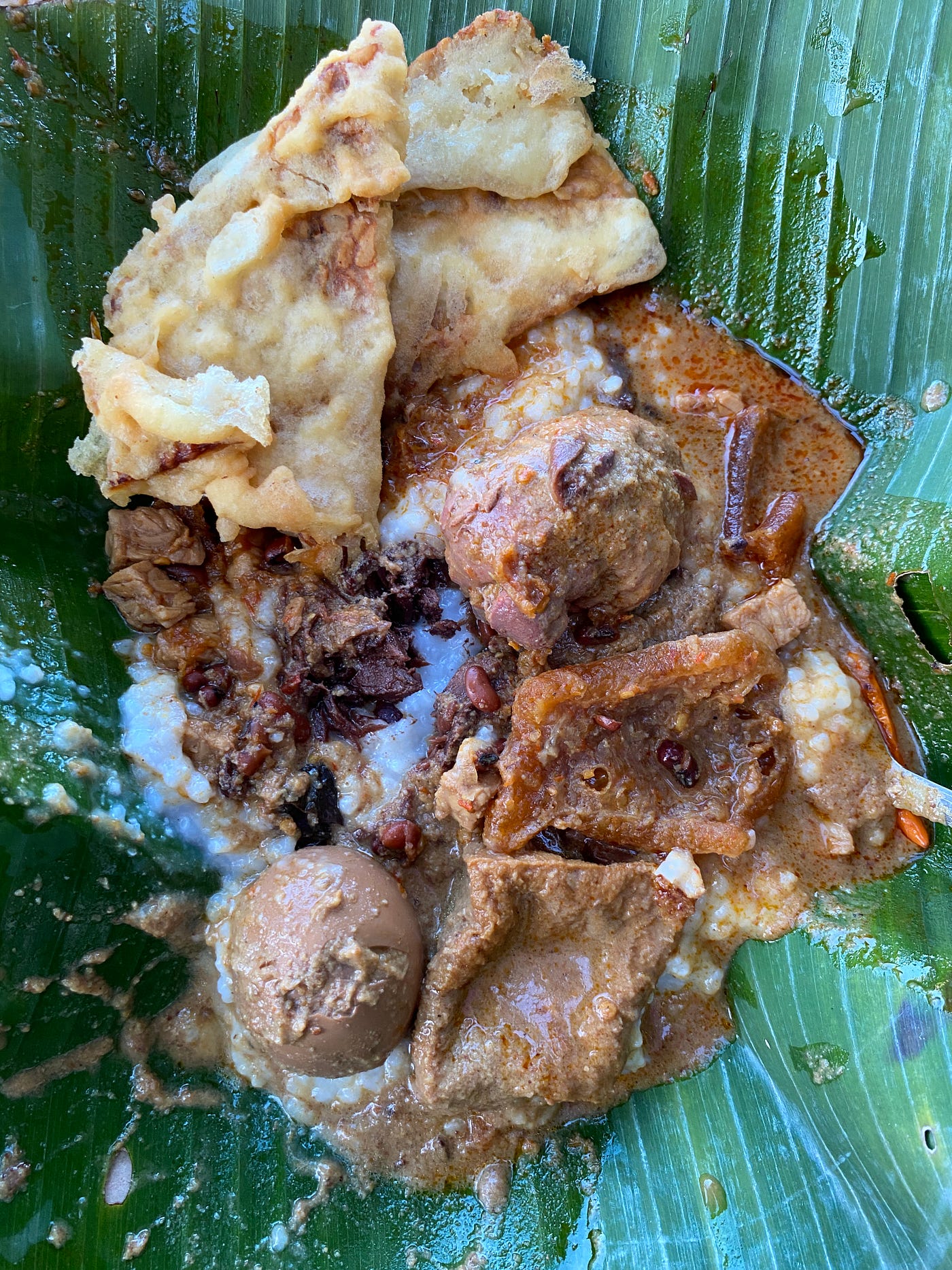 Saya tidak tahu nama penjual gudegnya dan apa nama lokasinya di Google Maps. Yang jelas ada di dekat Azko (dulu Ace Hardware) Jl. Solo, Yogyakarta