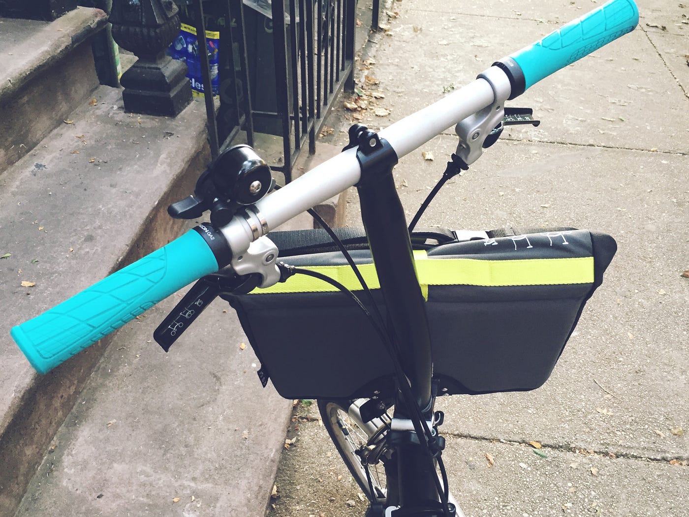 A tiny review of a medium sized bag for a small folding bike the Brompton Roll Top Shoulder Bag by Ren Willis Medium