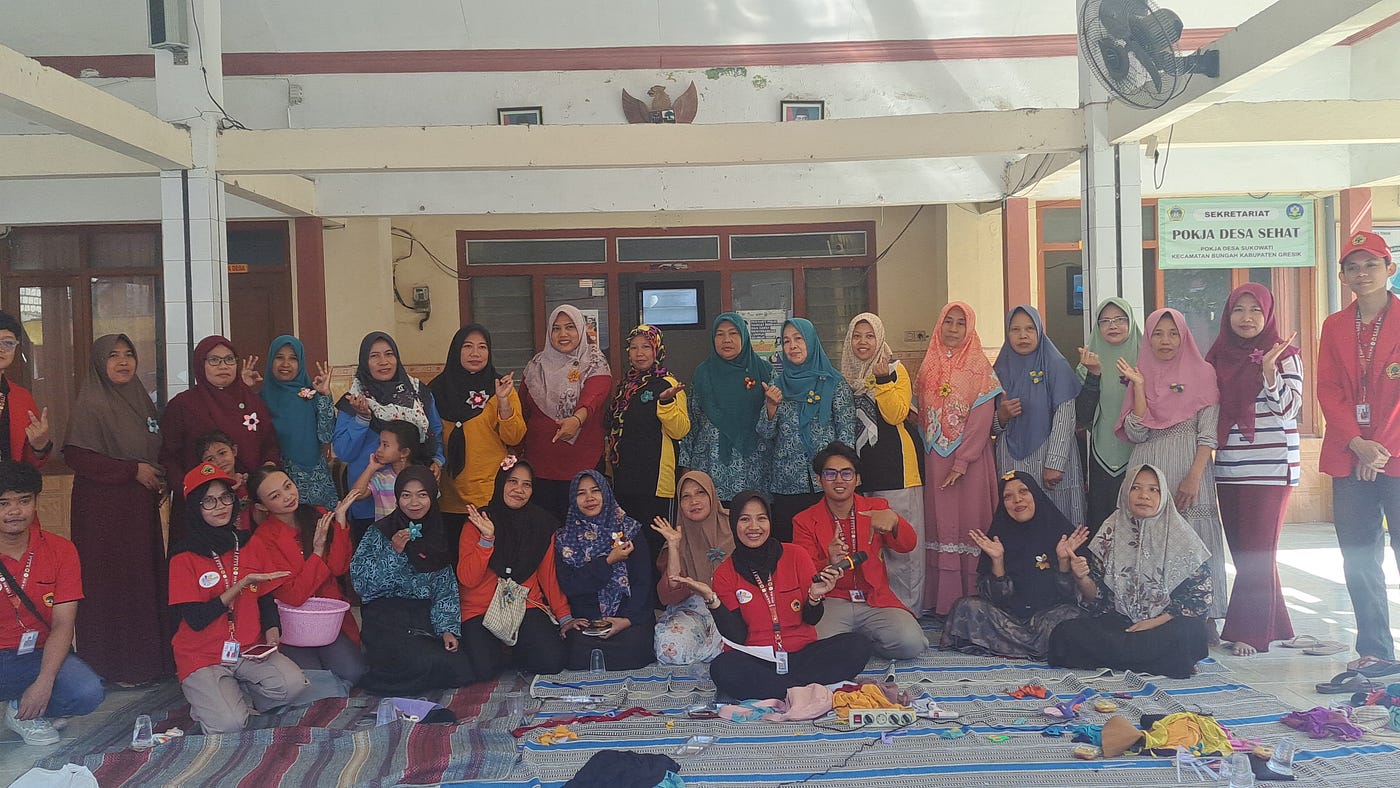 Mahasiswa KKN Untag Surabaya Ajak Ibu PKK Desa Sukowati Sulap Limbah Kain Perca Menjadi Bros…