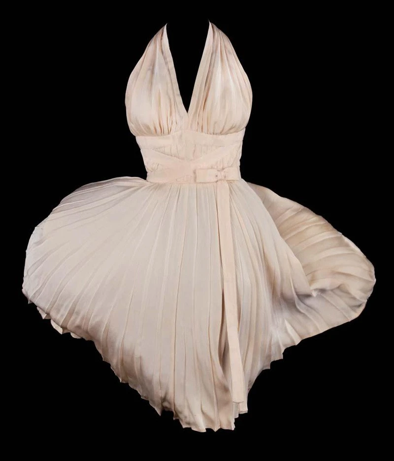 Marilyn Monroe's White Dress That Very Moment Frozen in Time | by Sayana Rin Content | Medium Marilyn Monroe's White Dress That Very Moment Frozen in Time | by Sayana Rin Content | Medium