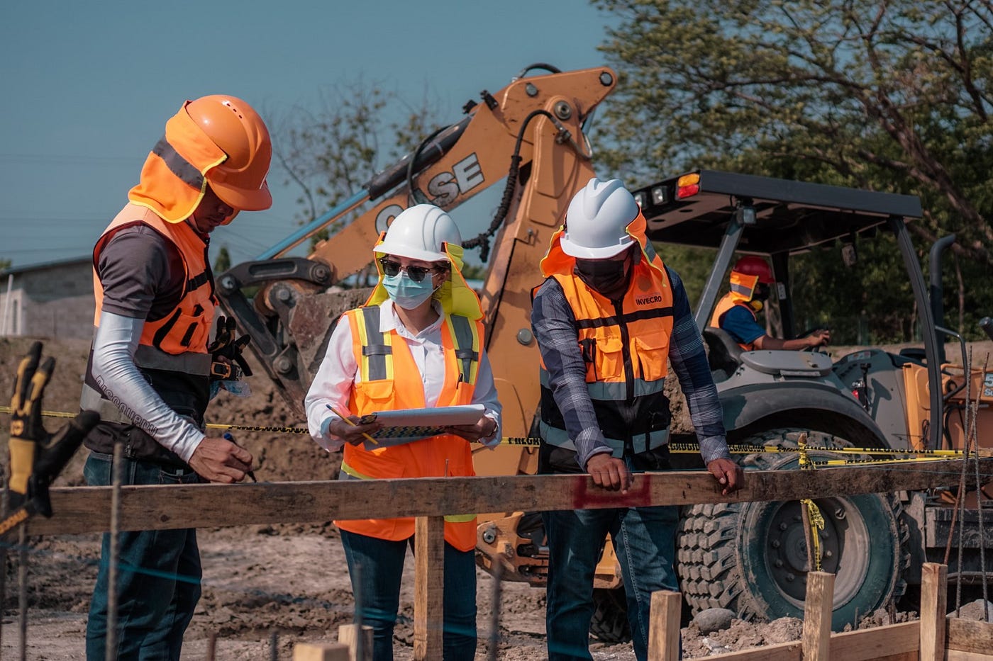 Auditoría de Calidad en Obra Civil: Precisión y Seguridad Bajo el Sol de la Mañana.