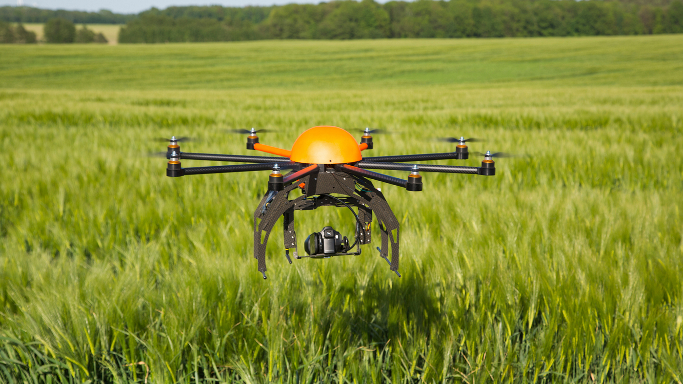 Why are larger propellers generally more efficient than smaller ones in agriculture drones?