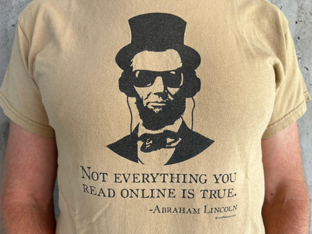 에이브러햄
링컨이 선글라스를 쓴 사진과 온라인에서 읽은 내용이 모두 사실은 아닙니다라는 문구가 적힌 밝은 갈색 티셔츠.