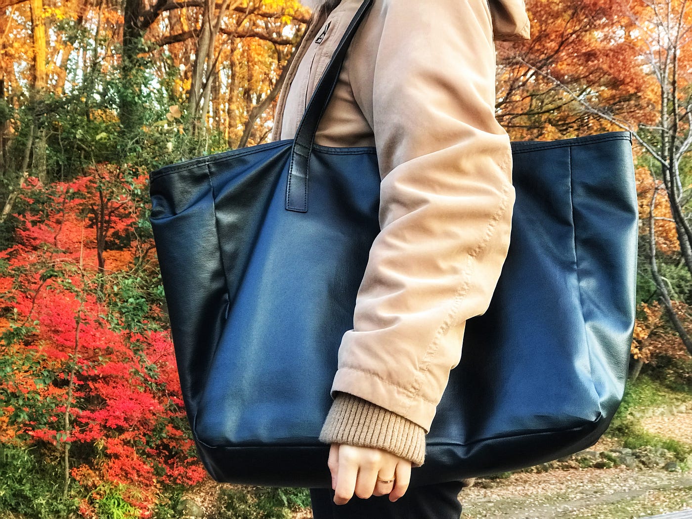 PCもカメラもA4書類も入るのに軽い！毎日使っている Blogger 