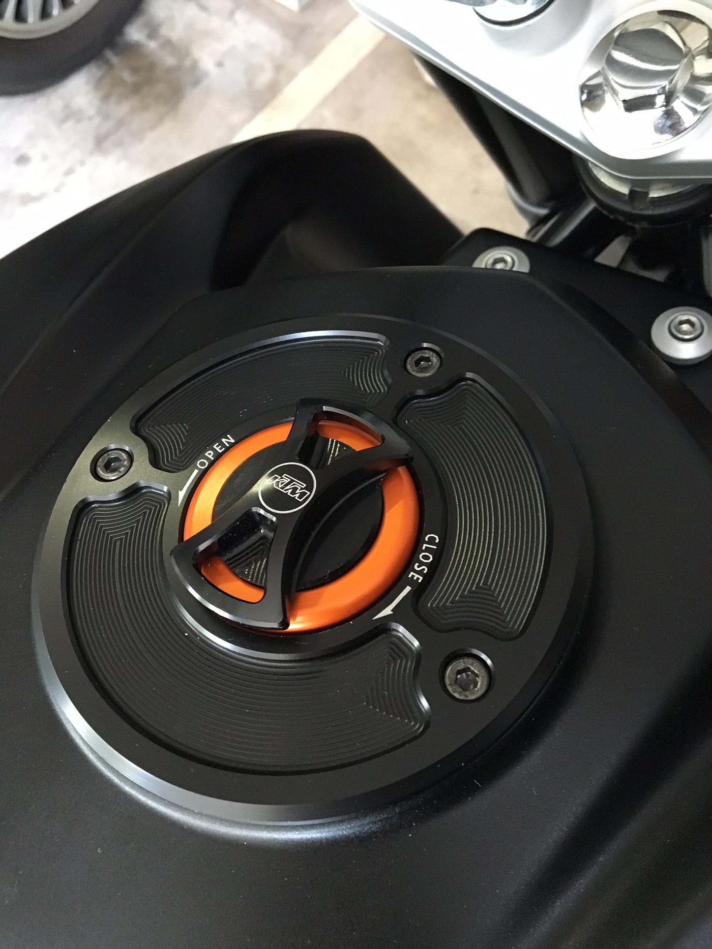 な*む様 〈美品〉KTM690SMC NiceCNC タンクキャップ KTM 690 Enduro SMC R Fuel Filler Neck Gas Tank Cap 2019-2024