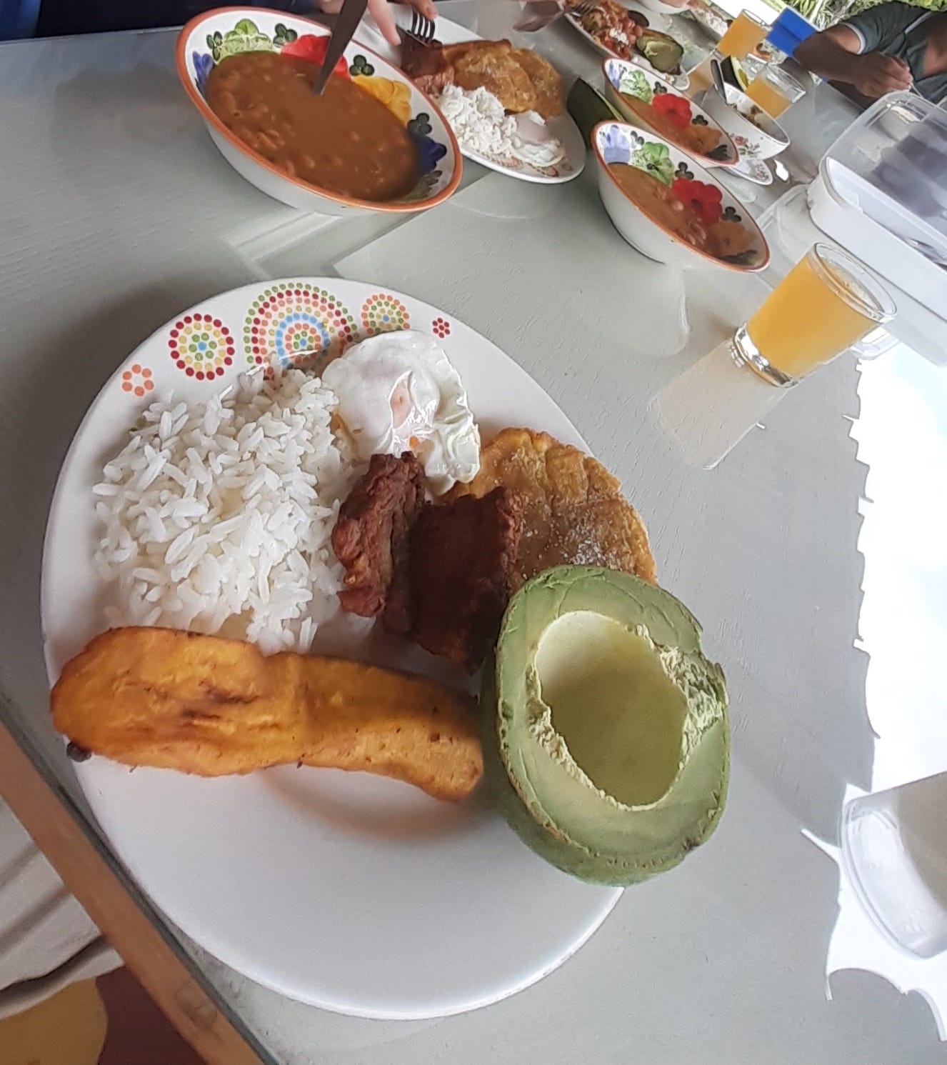 Bandeja paisa avec du café et des frijoles pour le déjeuner