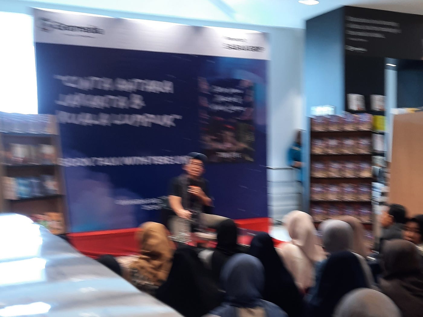 Tentang Pertemuanku dengan Tere Liye di Gramedia — Opini
