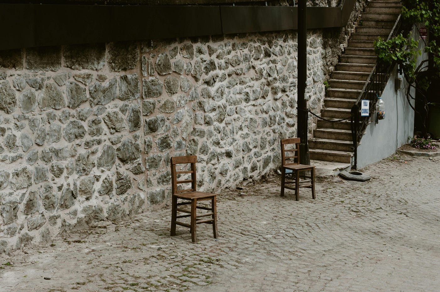 https://www.pexels.com/tr-tr/fotograf/kent-sehir-sokak-adimlar-16903450/