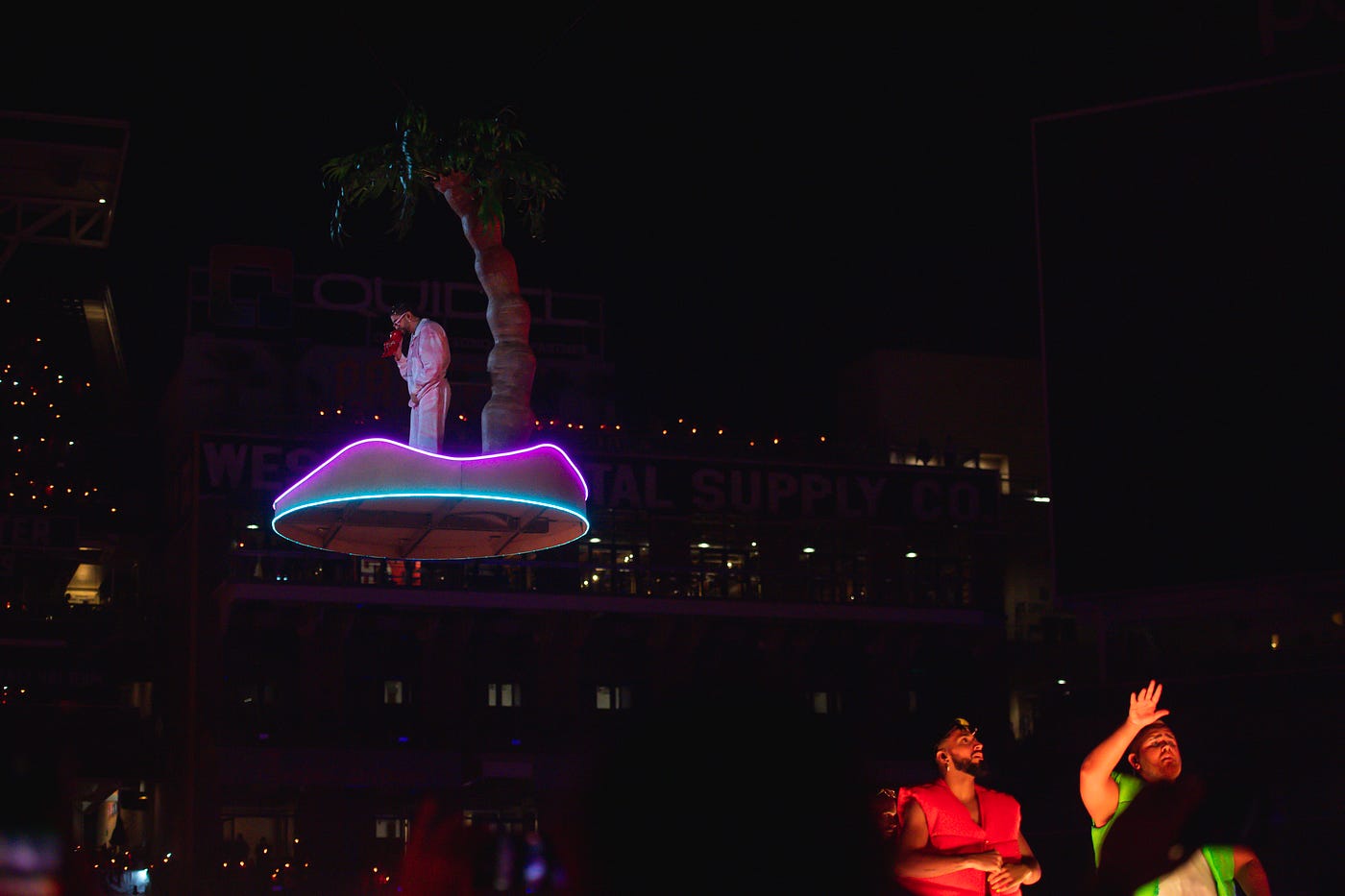 Bad bunny brings out tatis jr at petco park❤️‍🔥🐰🌴 #badbunnypr #petc