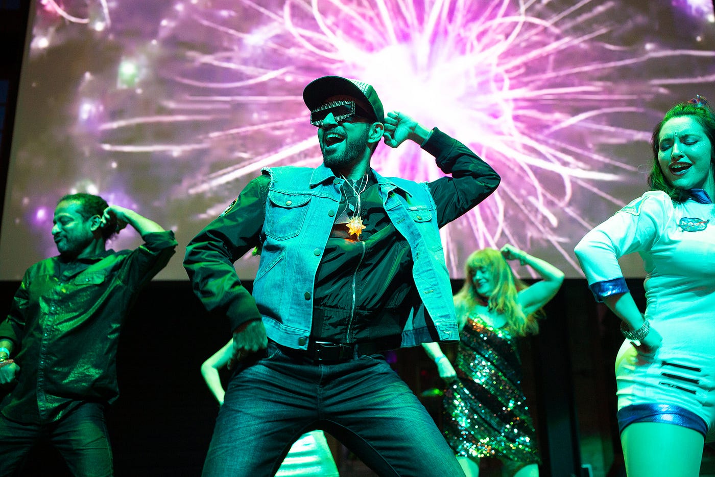 DJ Prashant at his stupendous best with Ankh Maare with the Jai Ho dance troupe