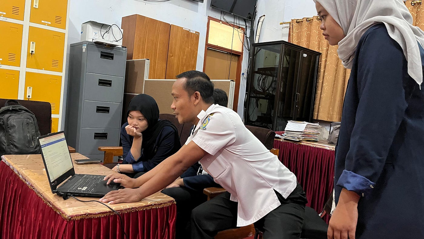 Mahasiswa Teknologi Pendidikan UNESA Digitalkan Sistem Kelembagaan di SMK Negeri Mojoagung melalui…