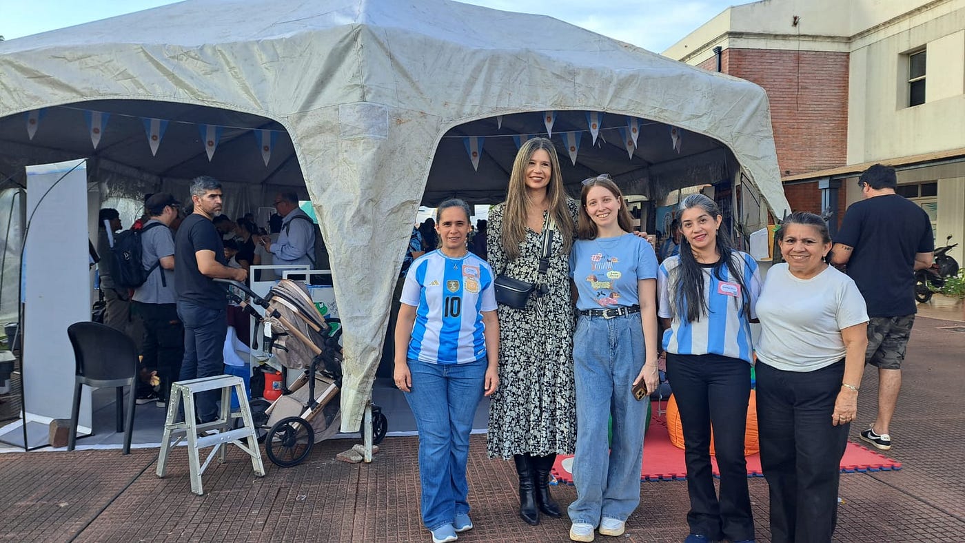 Iris Gomez Directora de la Biblioteca de las Misiones, junto a su staff del centro del conocimiento.
