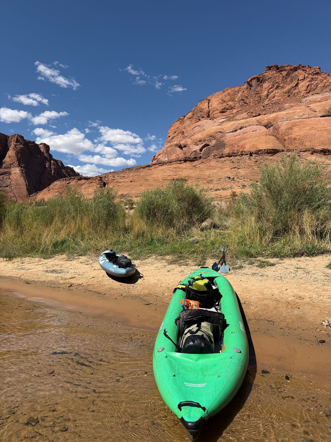 At the Horseshoe Bend, I raised my cup of Chinese spicy beef soup instant noodle to the hundreds of overlooking visitors 1000 ft above