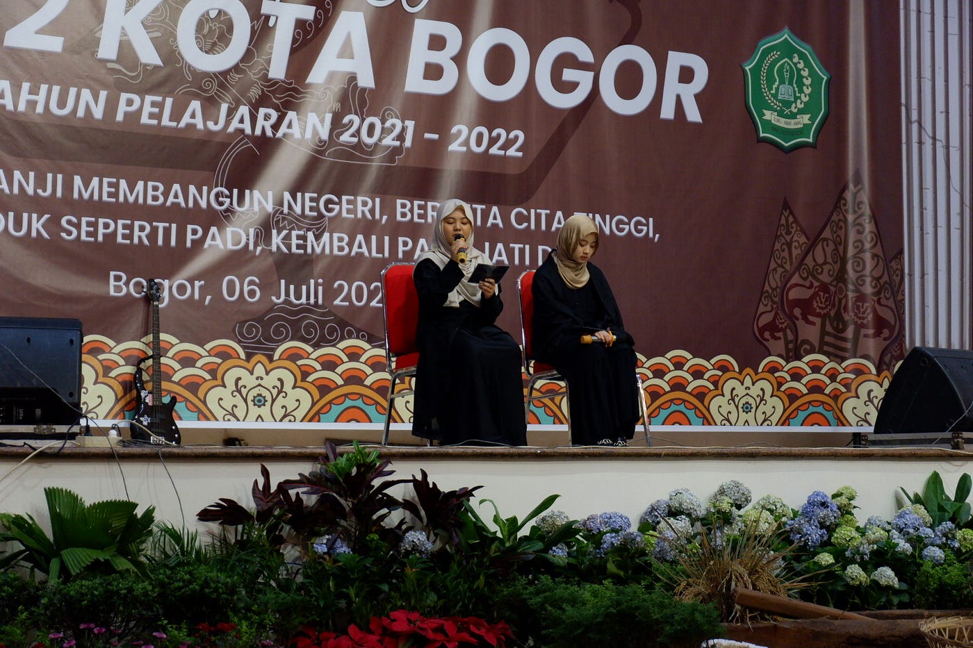 Pembacaan ayat suci Al-Quran oleh Chairunnisa (kiri) dan sari tilawah oleh Nur Diya Audiani Yusuf (kanan).
