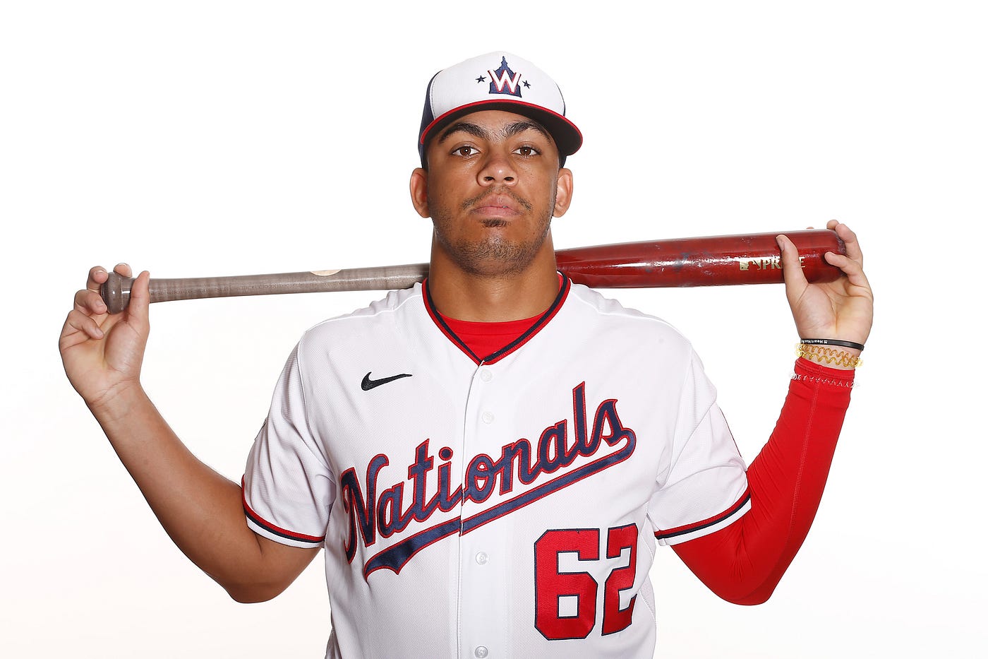 Nationals select the contract of Luis García