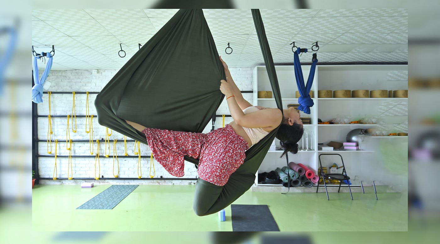 9 Aerial Yoga Poses For Beginners & Beyond: The Amazing Benefits Of  Anti-Gravity Yoga Asanas