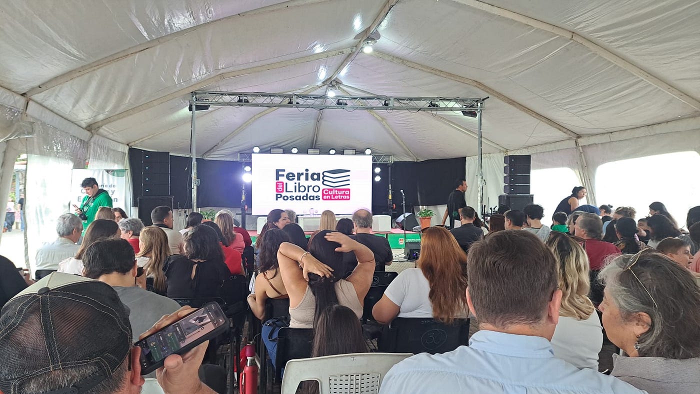Escenario bajo carpa, para la presentacion de libros y diferentes charlas.