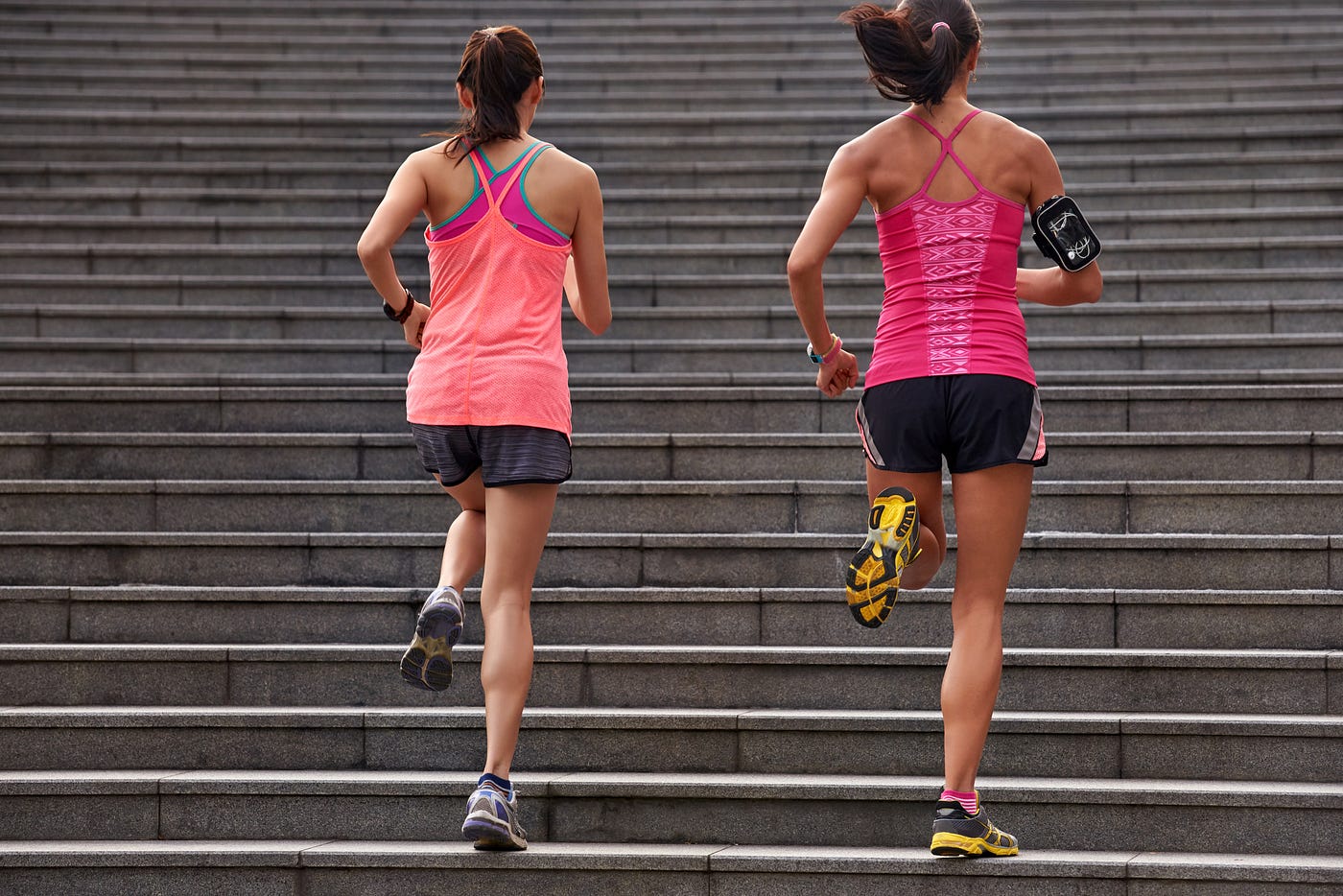 Упражнение лестница для похудения. Упражнения на лестнице для ног и ягодиц. Девушка поднимается по лестнице. Ходьба по лестнице. Польза ходить по ступеням.