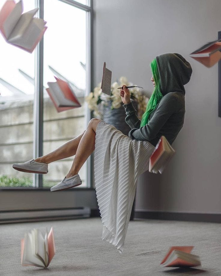 떠다니는 노트 페이지에 둘러싸인 사람이 혼돈의 중심에서 침착하게 글을 쓰는 초현실적인 이미지