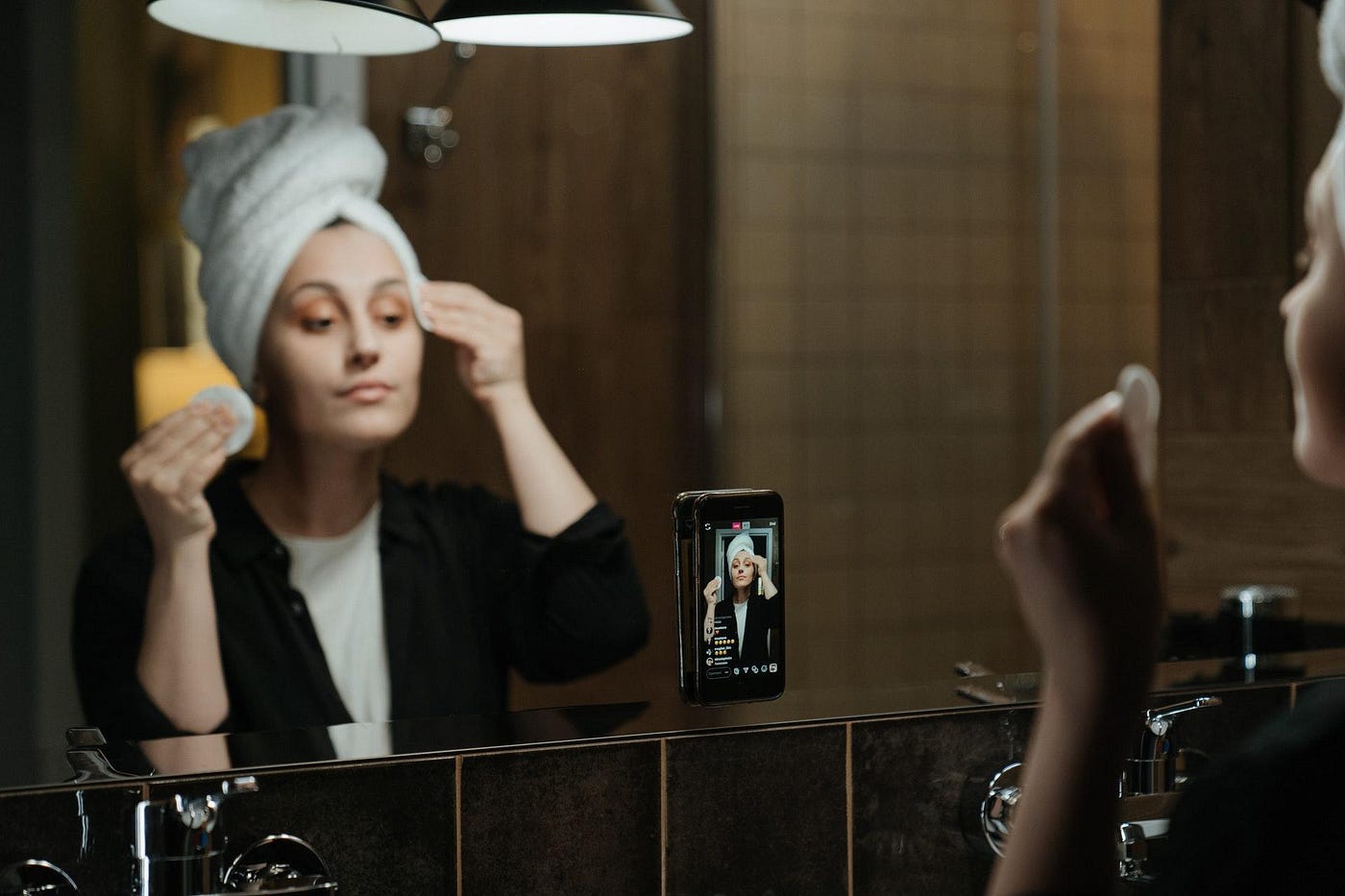 Beleza, consumo e plataformas: a economia política da estética clean girl
