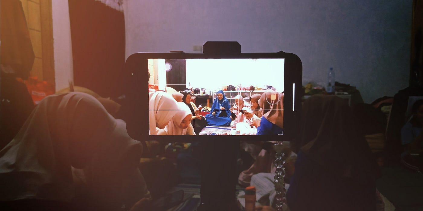 Sementara kita tinggal disini, selamanya aku terjebak oleh kamu yang telah pergi.