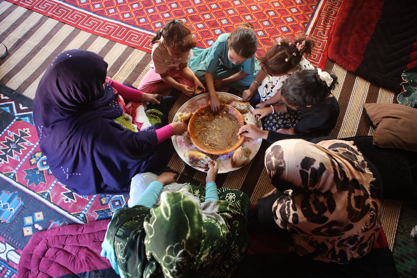 In addition to her family members, Messaouda is sharing the meal with some neighbours. ©WFP/Algeria