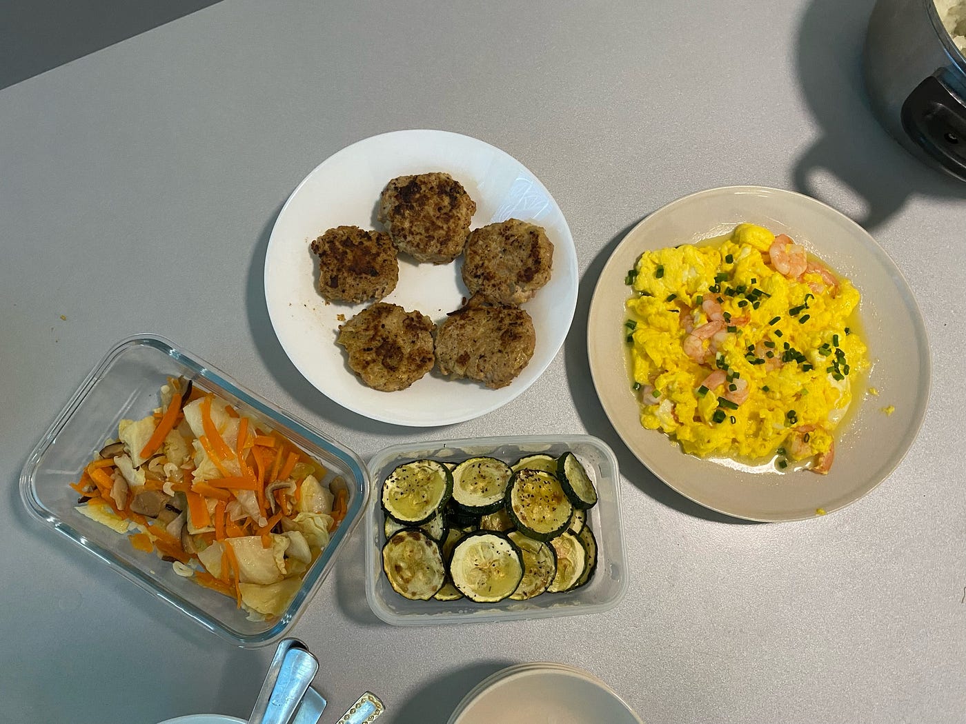 這餐看起來不怎麼美味,可能因為我炒白菜放了胡蘿蔔。烤櫛瓜是我後來發現烤箱的好以後很愛做的(一開始用烤箱的很常弄到快把廚房炸了),用煎的我很常煎不熟,而且會佔我一個爐子的空間,後來發現用烤箱烤蔬菜真的調味方便又好吃⋯⋯