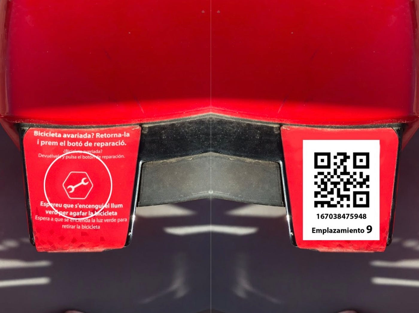 Lock / unlock button installed in the anchor on the left side. Proposed sticker on the right side of the image.