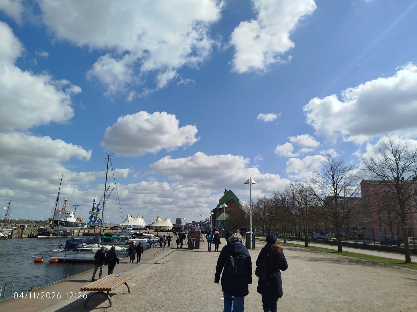 Berjalan di area pelabuhan, Gehlsdorf, Rostock dan berbincang lewat komunitas Freundwärts, sebuah komunitas yang mengajak siapapun bisa ikut bercerita dan menghabiskan waktu bersama. (dokumentasi pribadi)