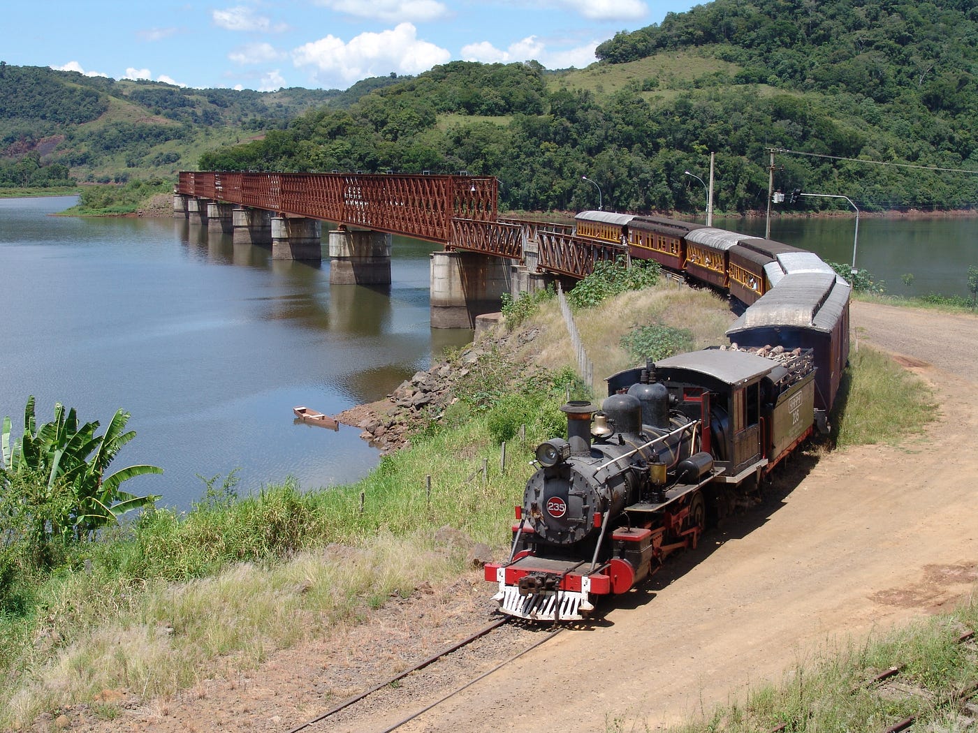 Trenzinho solta fumaça de verdade locomotiva vagões trilhos e estação