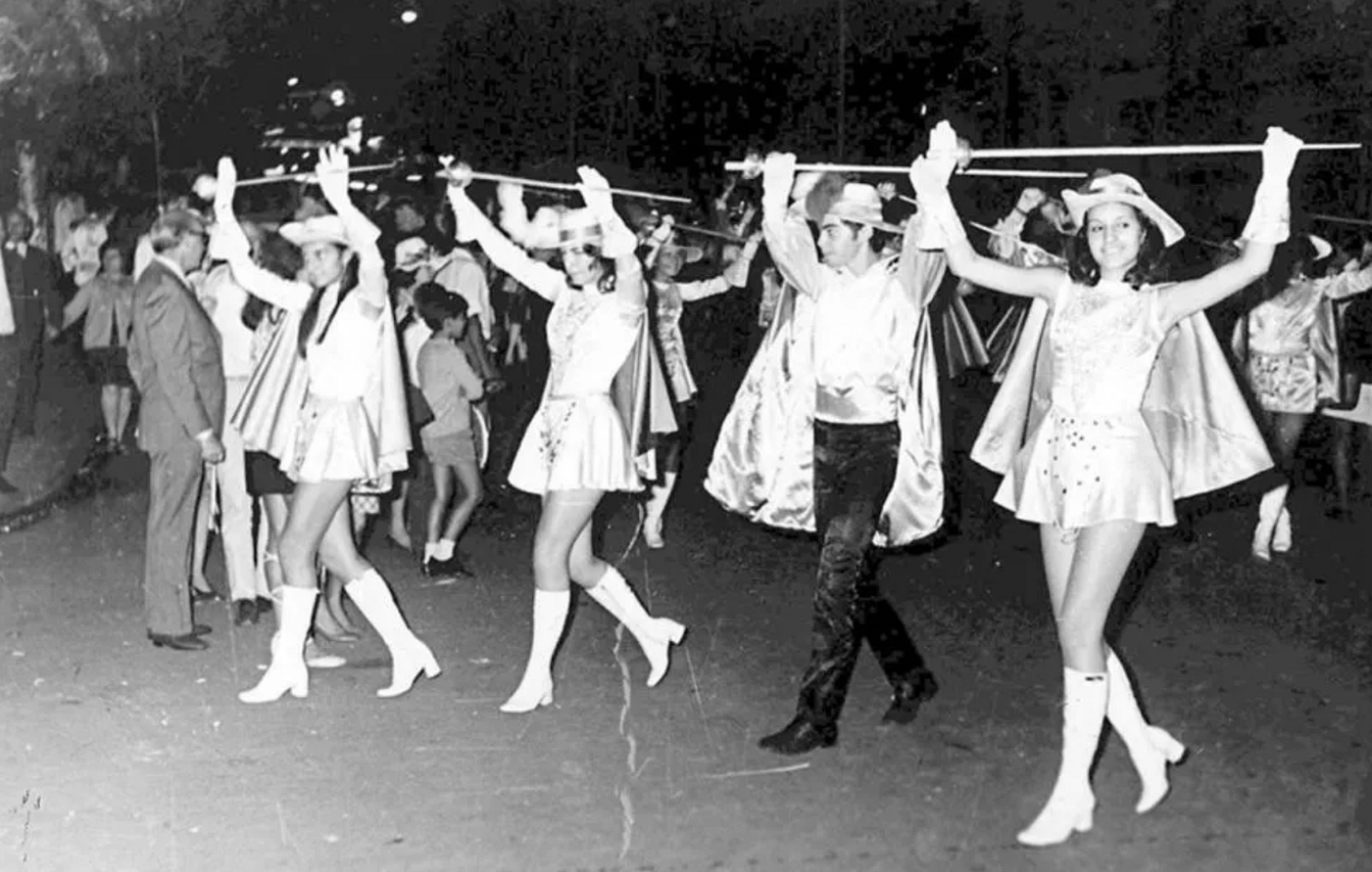 Entre rivalidades, vandalismo y lentejuelas: inicia una nueva edición de la fiesta de los…