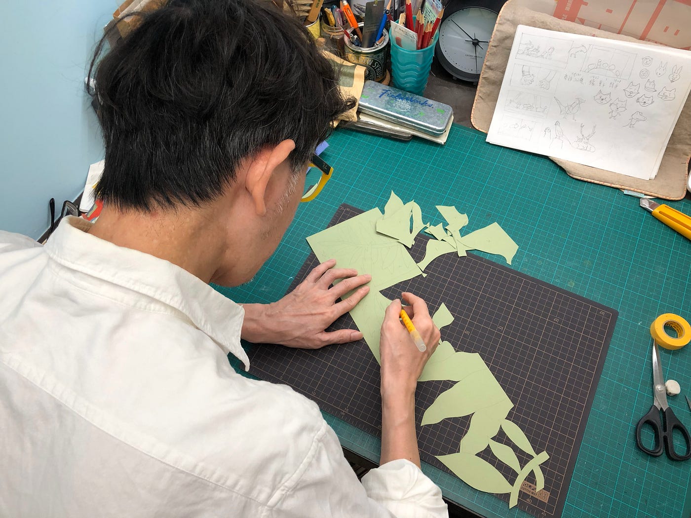 ◥ 黃郁欽說:「黃土水是拿著雕刻刀創作,所以我也想拿起刀來做這本書。」(黃郁欽提供)