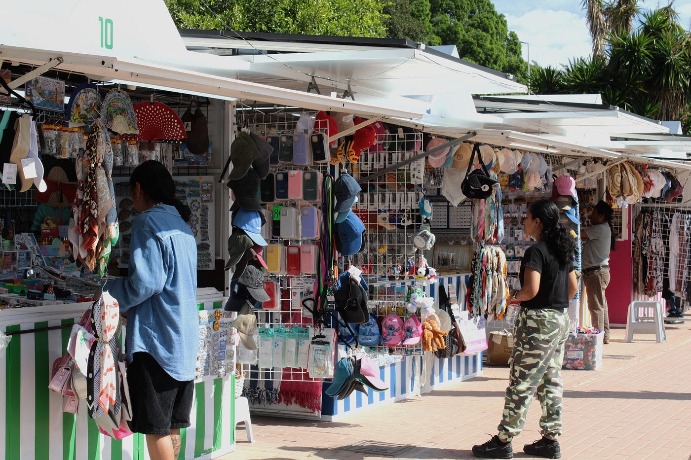El Mercado Hippie se reinventa tras su traslado al Puerto de Alicante