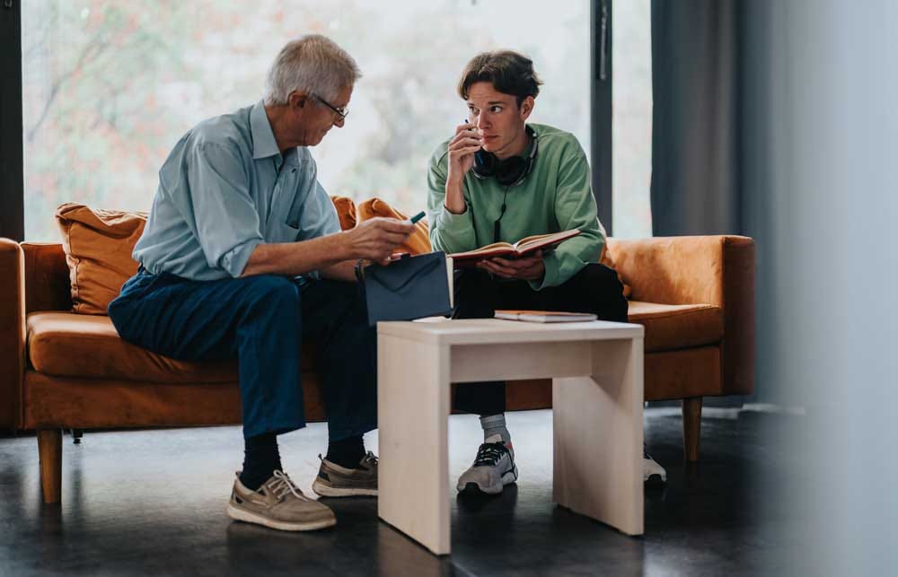 노인이 젊은 멘티에게 상담을 제공합니다.<BR>