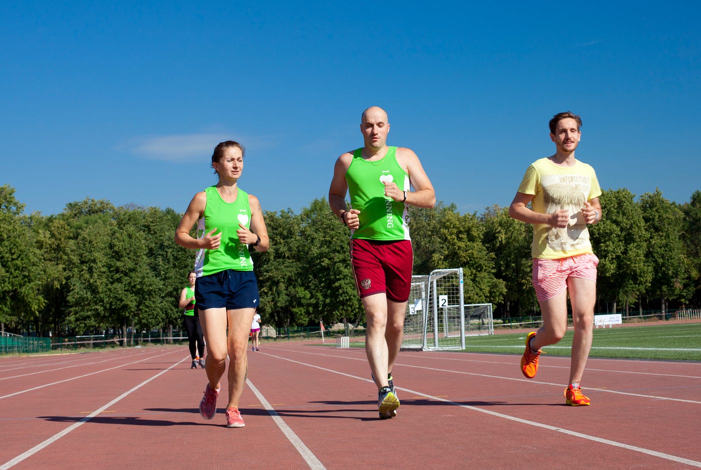 ультрамарафон. жарко бегать. мужской бег. тренировки в жарком климате. бег в жару.