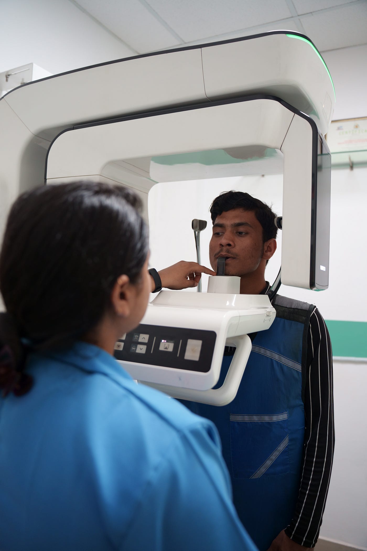 How does a CBCT scan differ from traditional dental X-rays?