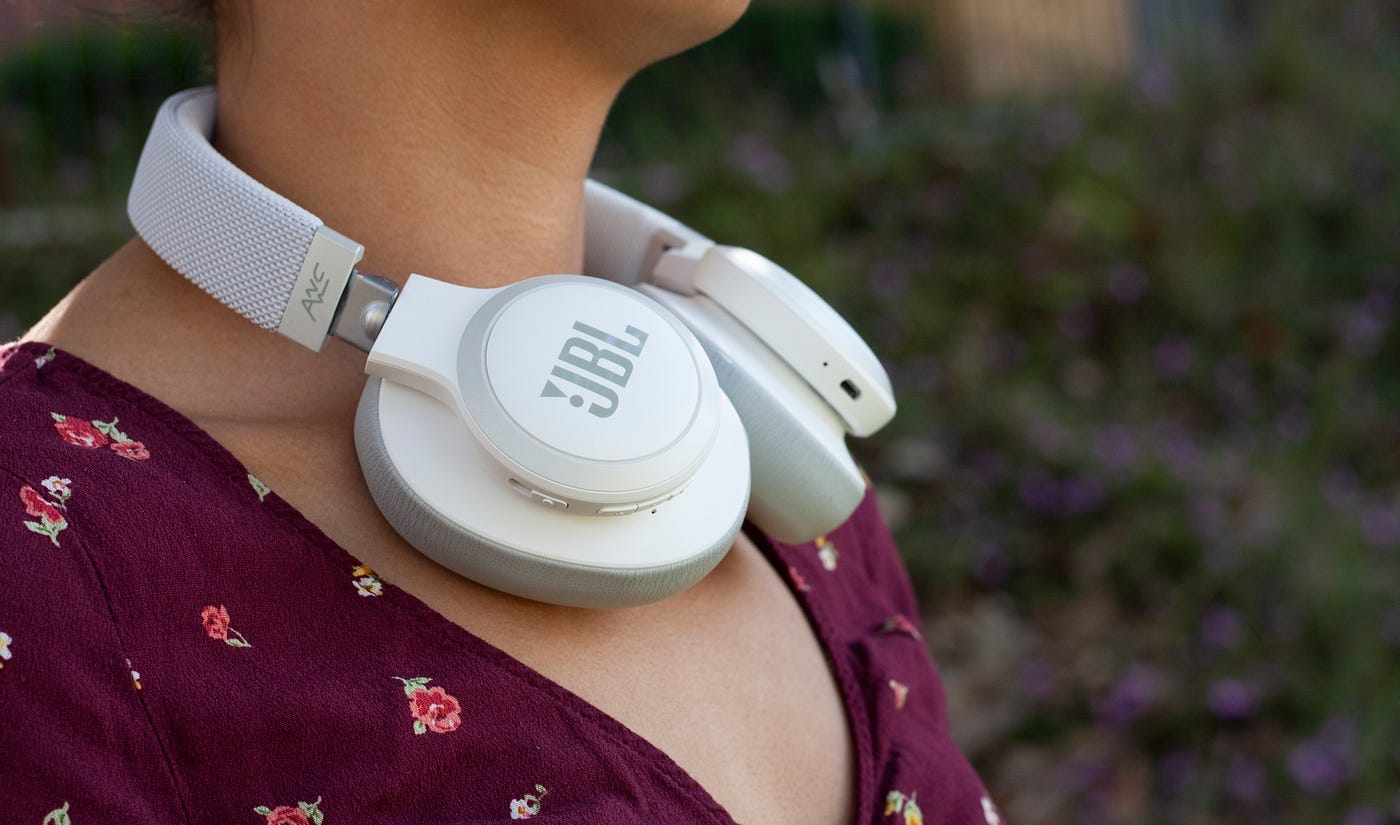 Muligt Monumental fugtighed JBL LIVE 650BTNC Review: The Modern Man's Headphone | by Aaron | Resonance  Reviews | Medium