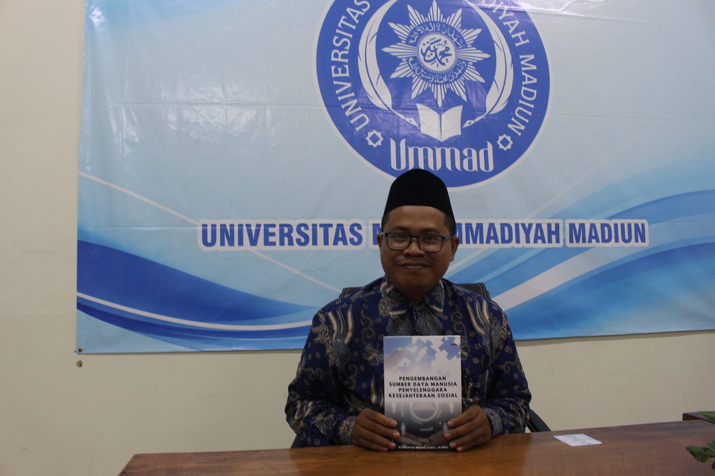 Dosen Prodi Kesos UMMAD (UMJT) Terbitkan Buku Kepakaran Berjudul Pengembangan Sumber Daya Manusia…