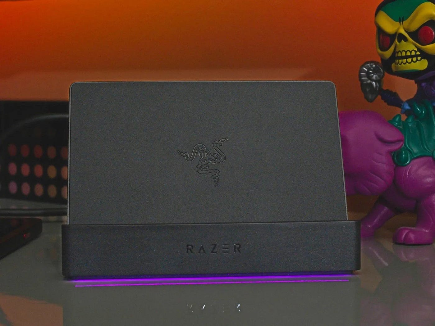 Razer Handheld Dock Chroma REVIEW Compact Docking for Mobile Gaming