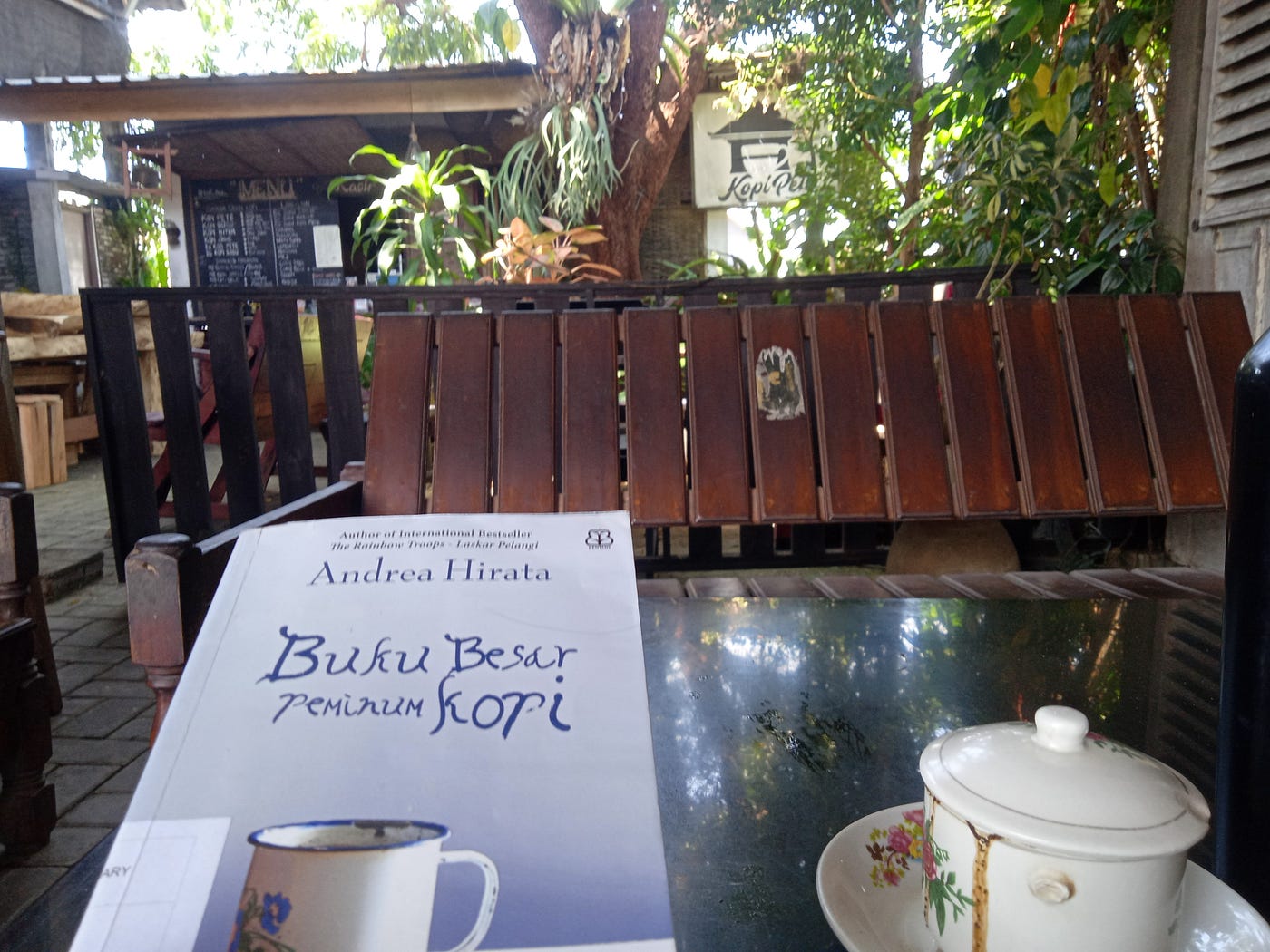 Novel lain dari Andrea Hirata yang dibaca beberapa bulan lalu. Sesuai judulnya, lebih enak kalo dinikmati sambil minum kopi, dan tenggelam dalam bacaan yang dibawa sendiri.