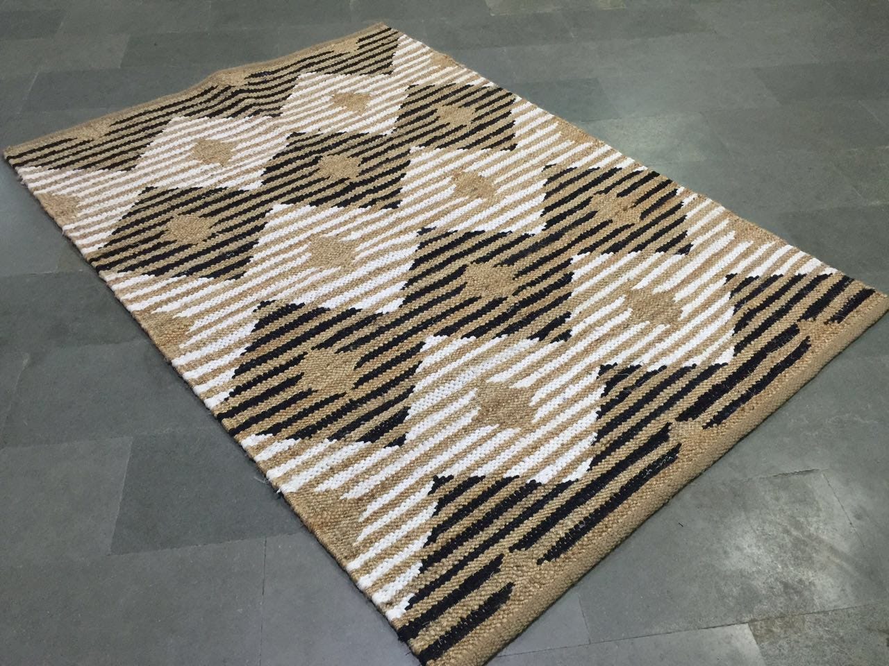 Spruce up your Living Room with Reputed Rugs Manufacturers in India -  Geniecarpet - Medium