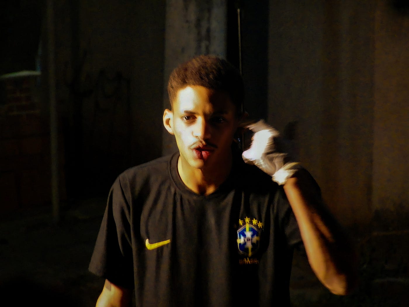 O artista Edmar Kehler se apresenta na área exterior ao do espaço Ecoar. Fotografia: Marco Túlio Dias — Comunicação Social Coletivo Negro Vale do Aço (março de 2023).