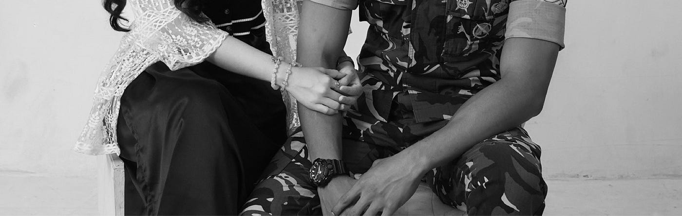 Perempuan yang Menjaga Cahaya di Ujung Jarak
