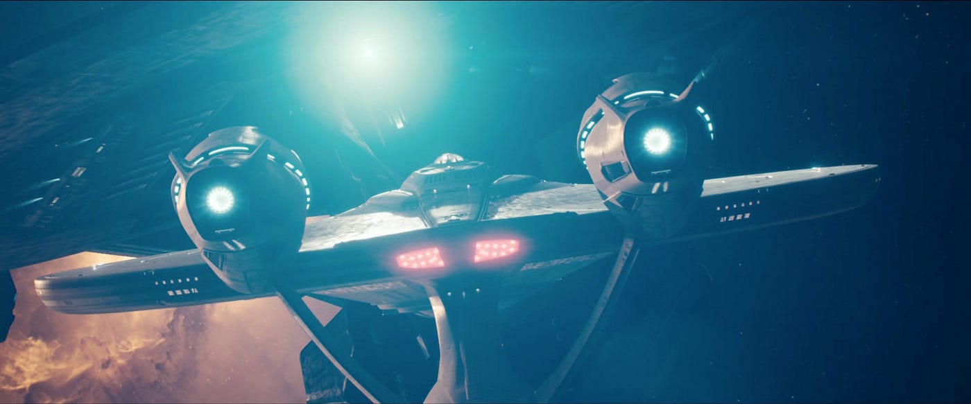 L’astronave Enterprise: il punto di riferimento, sia pure solo immaginario, di ogni riflessione sui motori a curvatura e il viaggio spaziale iperveloce (Star Trek Into Darkness)