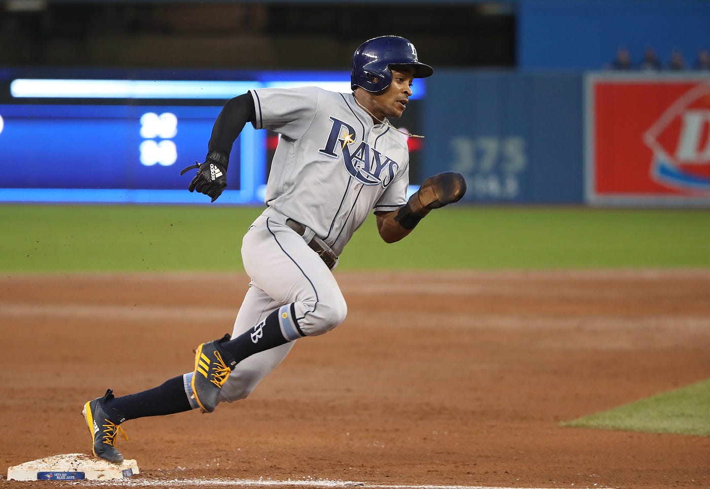 Mariners acquire lefty Drew Smyly from the Rays for three players