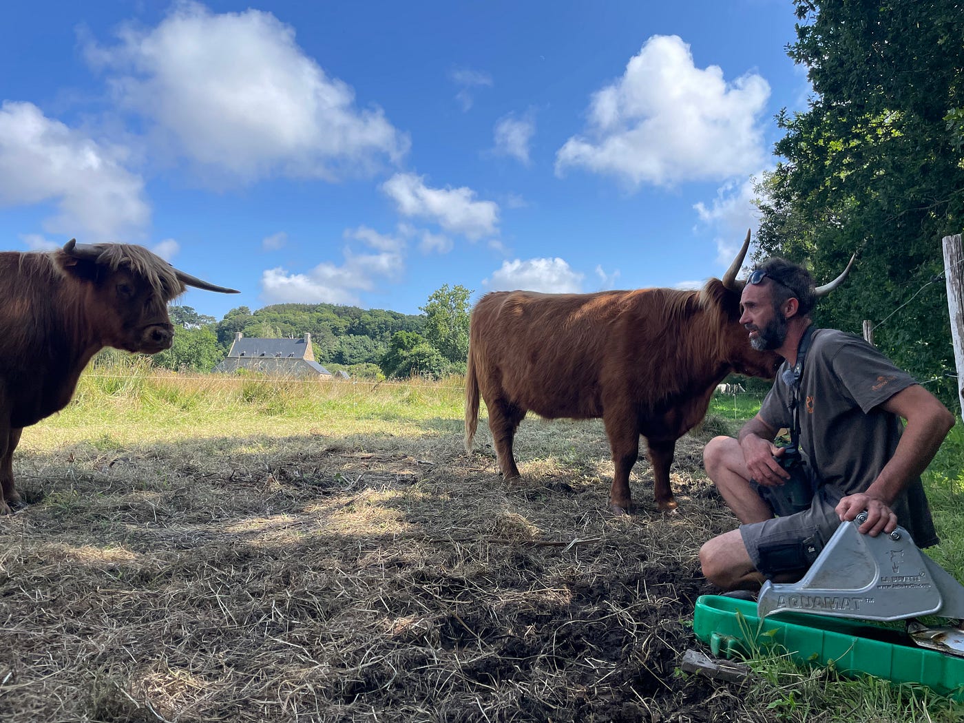 Bastien me présente les pompes à museau, un dispositif qui permet aux vaches de boire l’eau du ruisseau sans dégrader les berges (épisode 140)