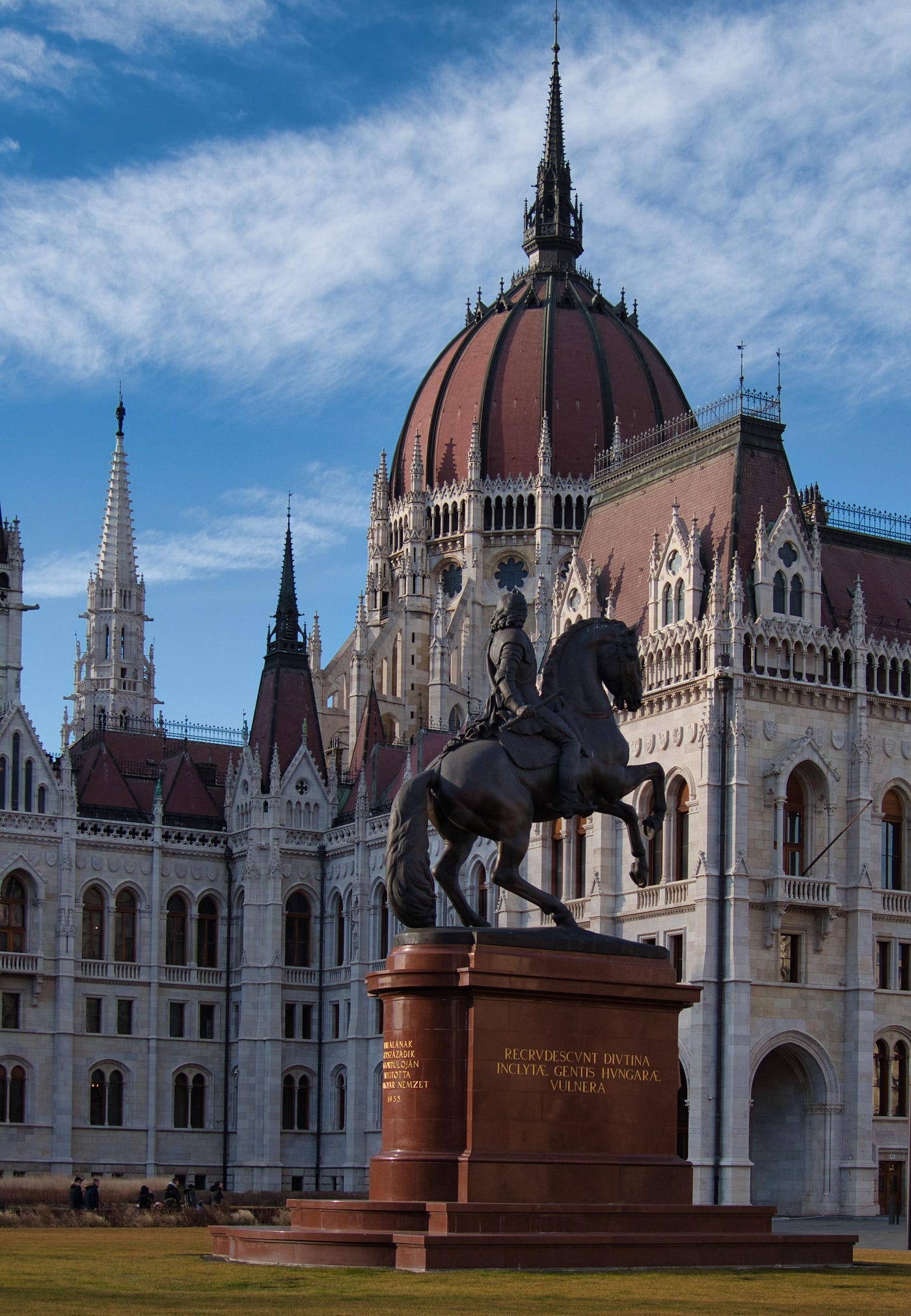 Discover Budapest: A Gem on the Danube with Thermal Baths and Timeless Charm