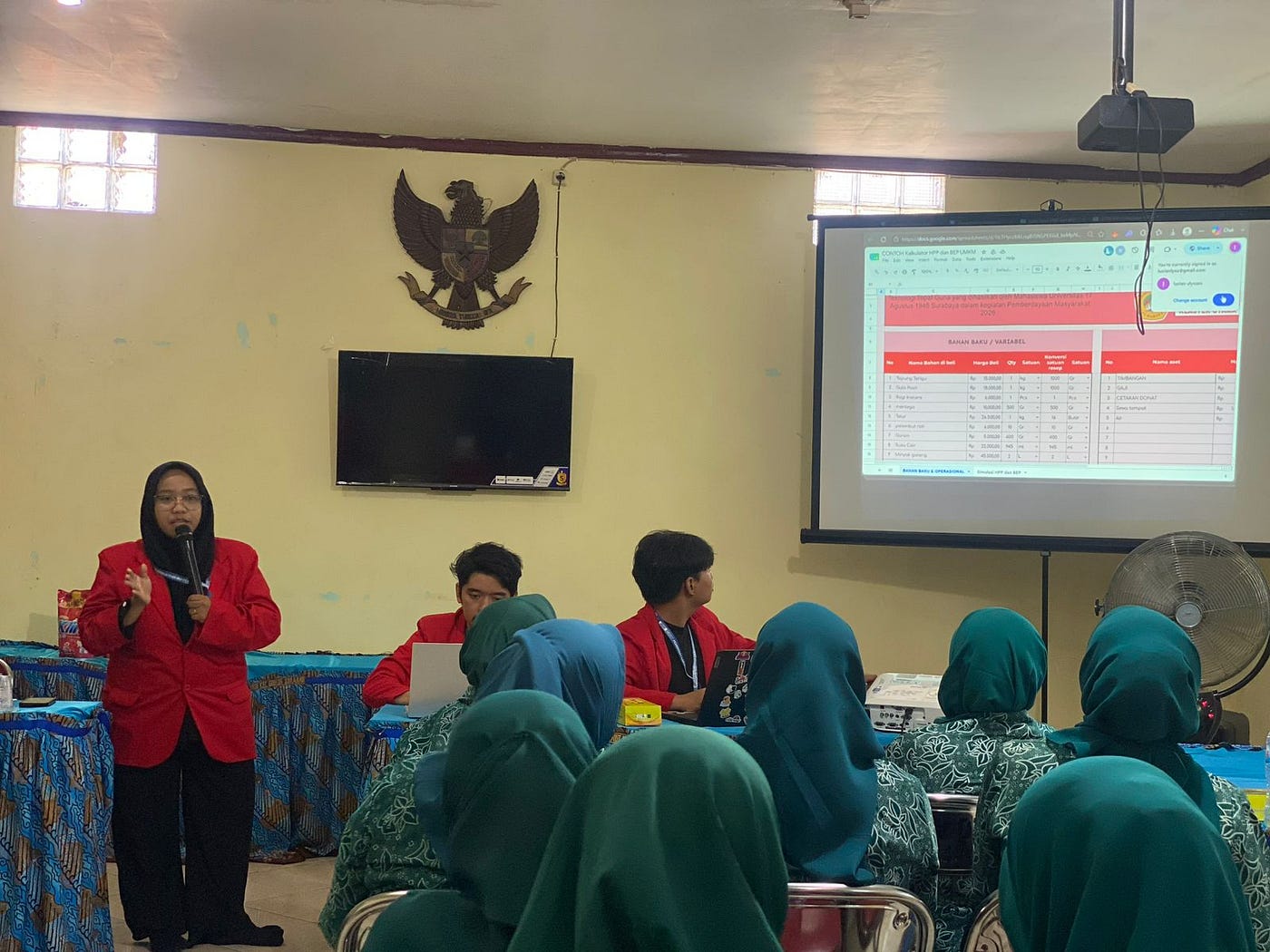 Mahasiswa Untag Surabaya Melakukan Pemaparan HPP dan BEP Kepada Ibu-Ibu Pelaku UMKM di RW 07 Dengan…