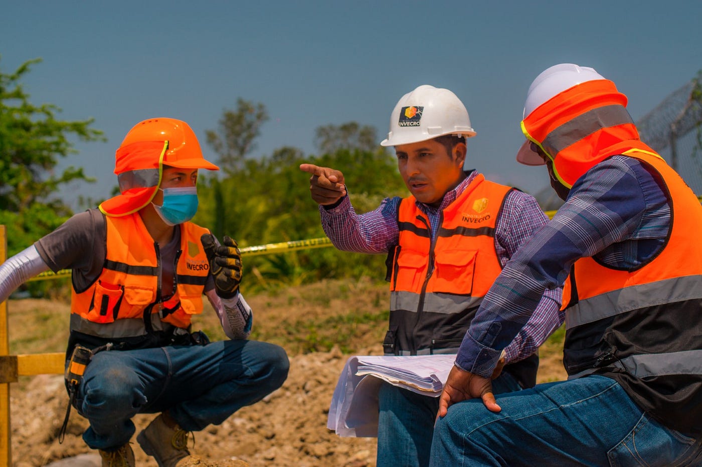 El pulso de la obra: planificación y acción en campo.