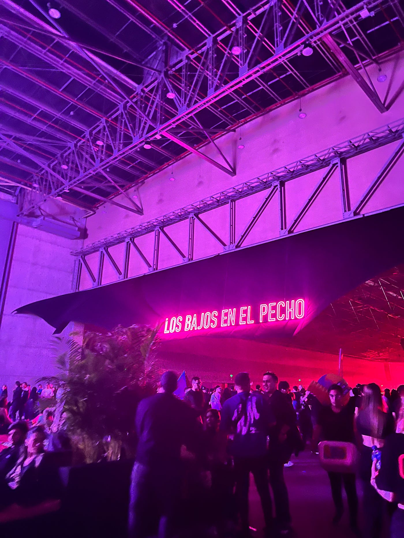 El reconocido lema del festival se hizo notar en la entrada del Main.